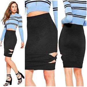 NWOT - GUESS Viva Twist Ponte Skirt.